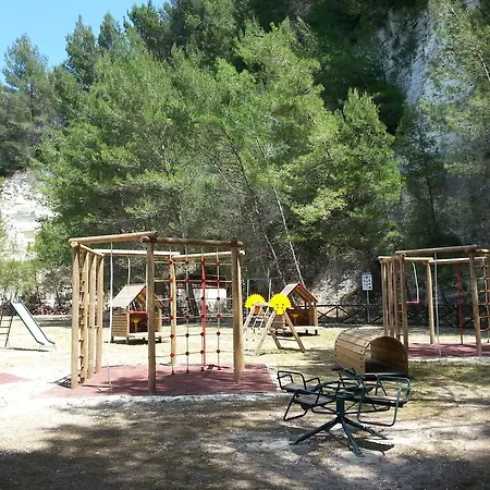Fara Del Falco Farma